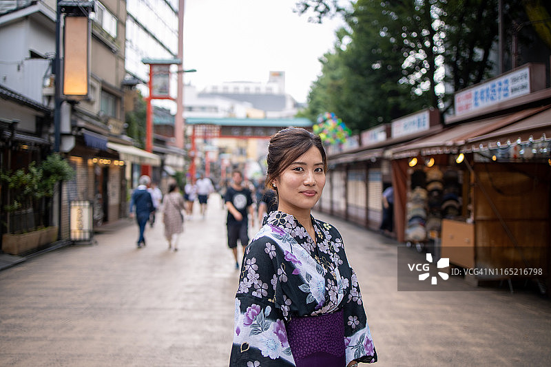 身穿浴衣站在街道上的年轻女子肖像图片素材