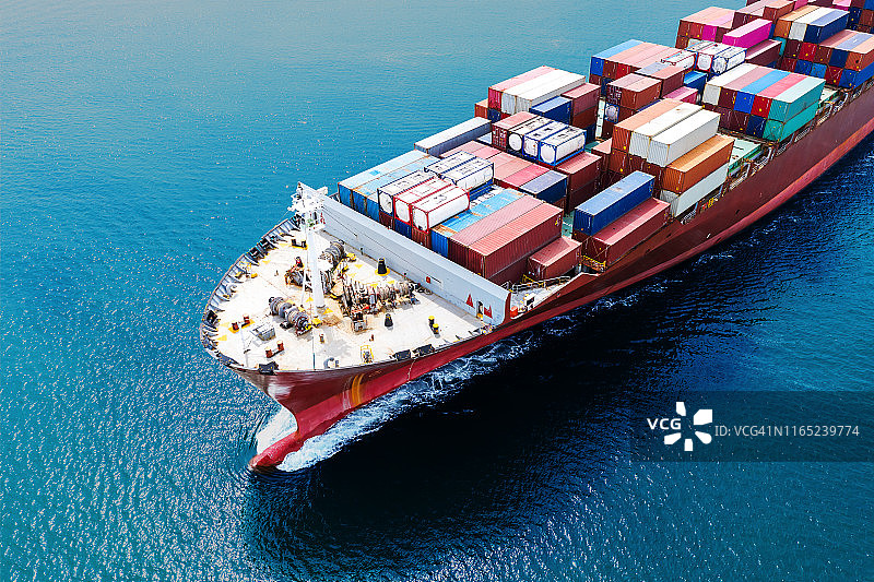 移动中的集装箱货轮图片素材