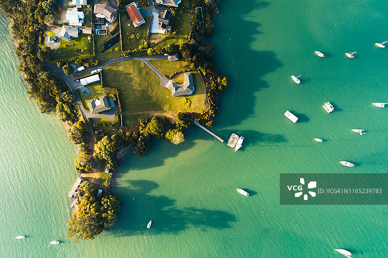 海滩旁的房屋俯视图图片素材