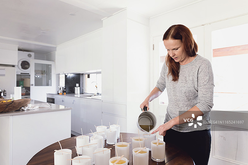 蜡烛制作：将蜡倒入蜡烛罐图片素材