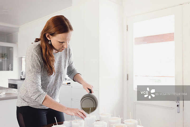 蜡烛制作：将蜡倒入蜡烛罐图片素材