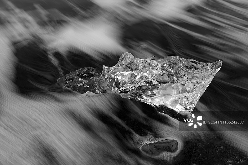 冰岛钻石海滩黑沙上冰的长曝光图像图片素材