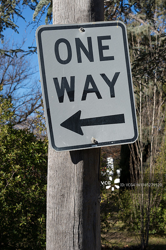 木杆上的单行道标志图片素材