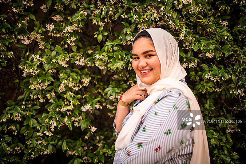 微笑的穆斯林青少年肖像图片素材