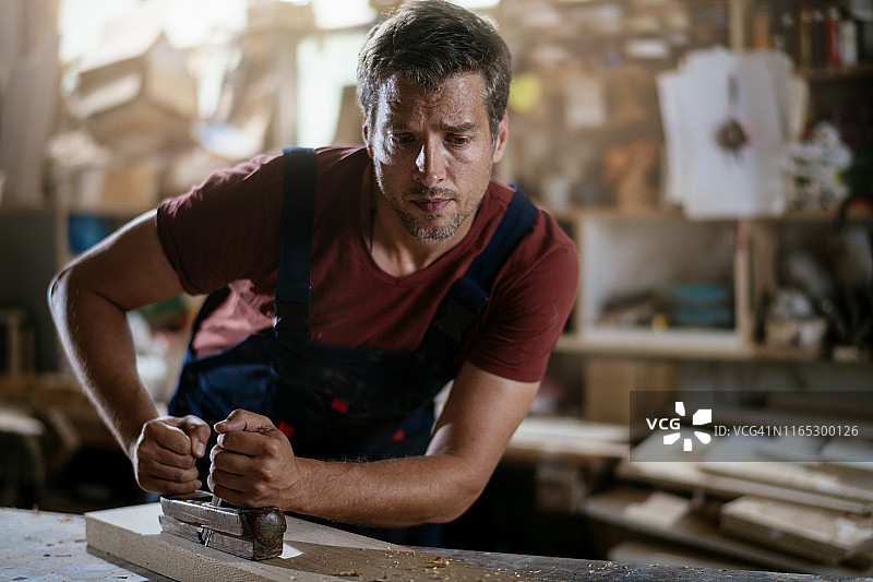 年轻英俊的木匠照片图片素材