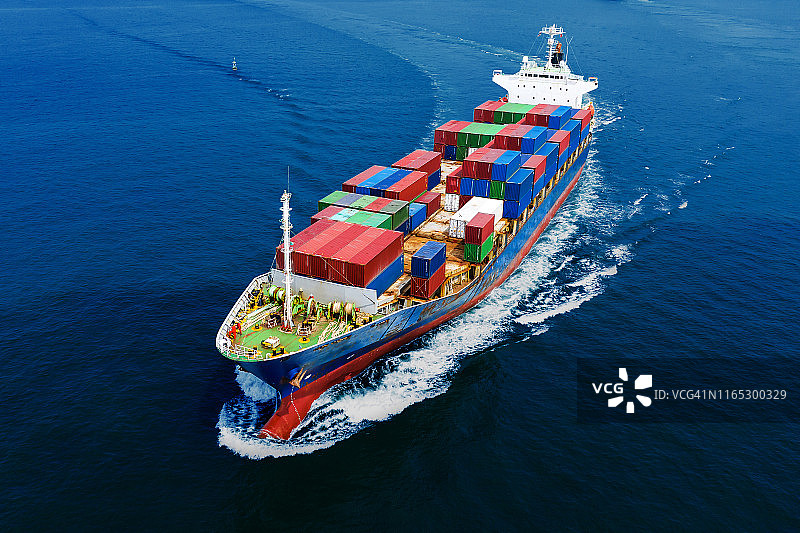 移动中的集装箱货轮图片素材