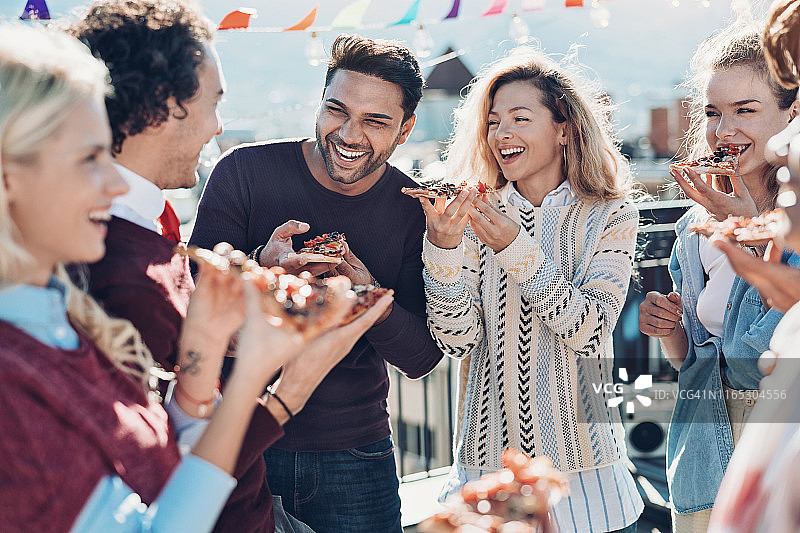 朋友们一起吃披萨图片素材