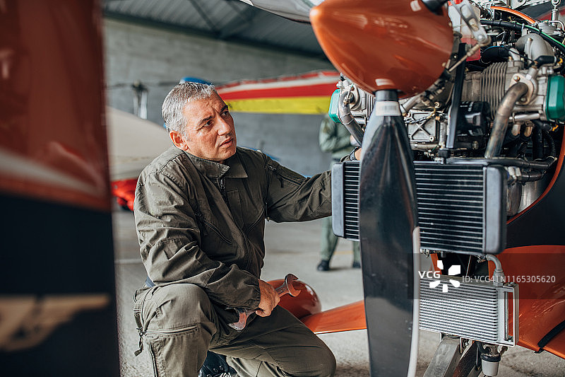 机械师检查螺旋桨飞机发动机图片素材