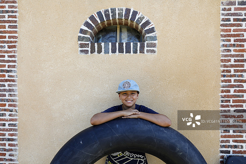 在法国博斯-雷诺，一个12岁的男孩拿着一个游泳圈图片素材