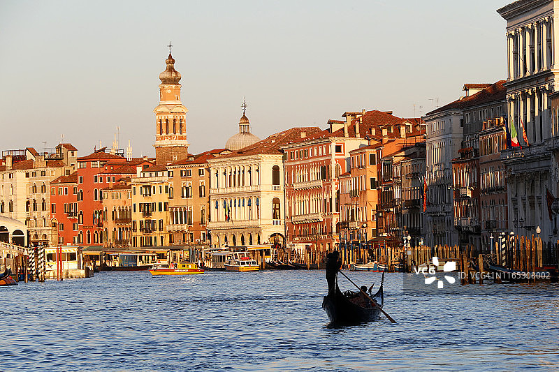 日落时分威尼斯大运河上的贡多拉图片素材