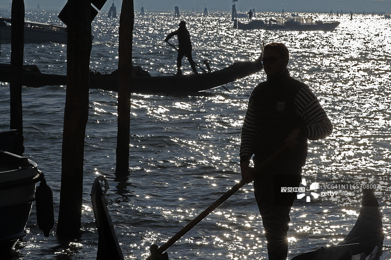 威尼斯大运河上贡多拉船夫的黑色剪影图片素材