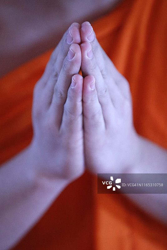 乌那隆寺：佛教僧侣祈祷特写，金边，柬埔寨图片素材