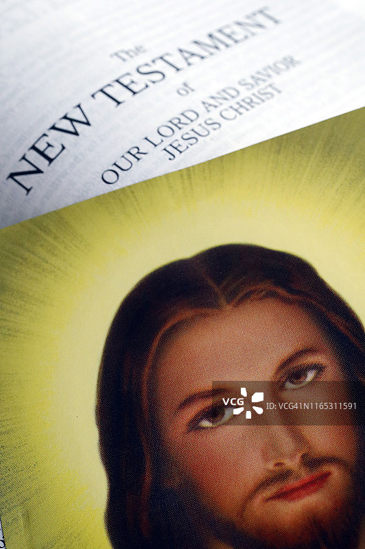 带有耶稣图像的打开的圣经图片素材