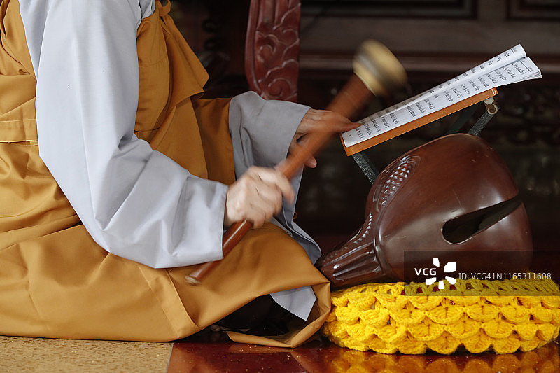 越南胡志明市寺庙佛教仪式僧侣敲木鱼图片素材