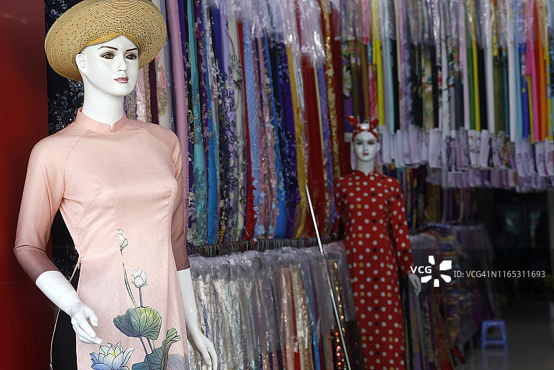 在越南胡志明市商店出售的彩色越南传统长裙奥黛图片素材