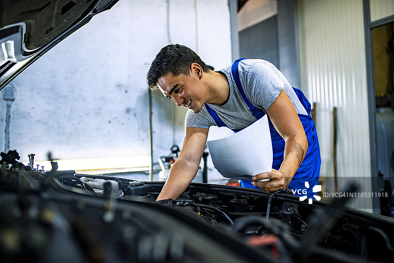 男子修理汽车发动机图片素材