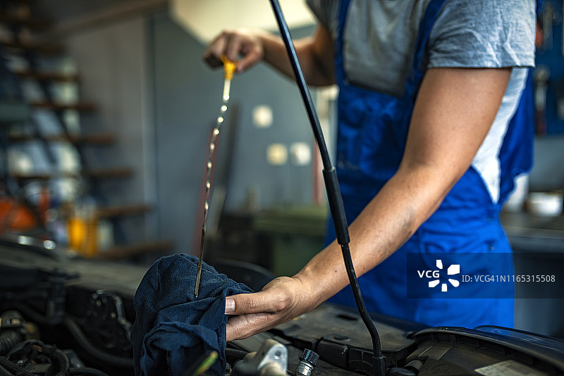 检查油位的男性机械师图片素材