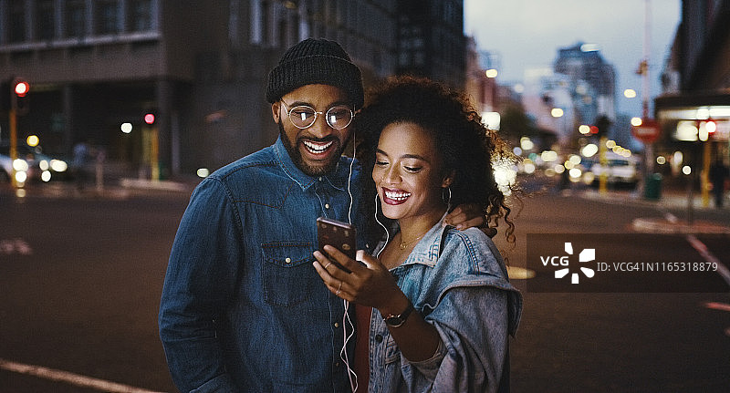 用美妙的音乐开启夜晚图片素材