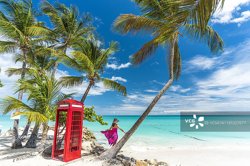 红色电话亭，锡伯尼海滩，安提瓜，加勒比海图片素材