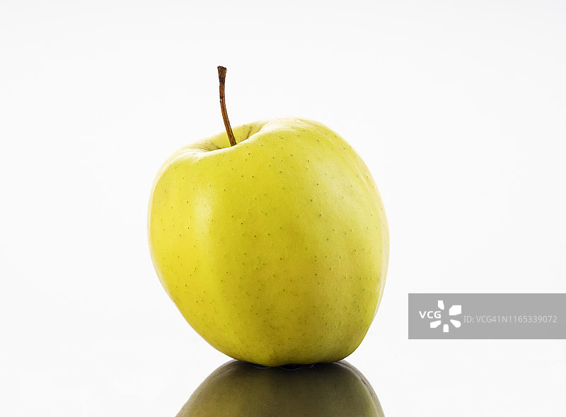 白色背景上的黄色苹果特写图片素材