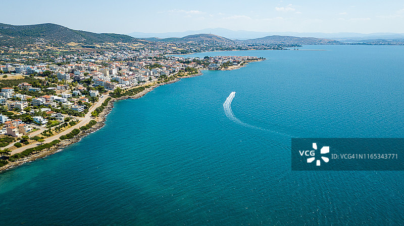 海岸附近快速行驶的快艇航拍图片素材