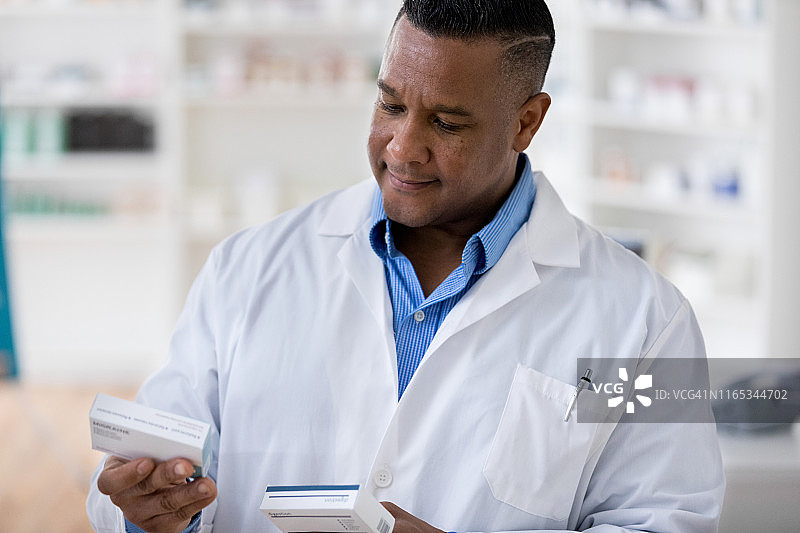 药剂师阅读药品标签图片素材