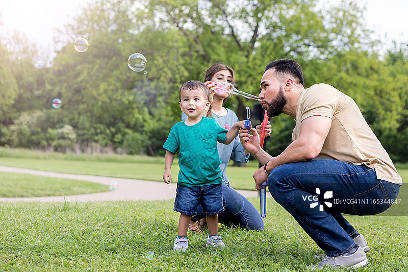 父亲在公园和儿子玩耍图片素材
