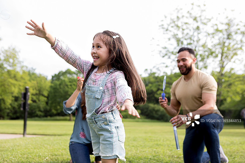 小女孩伸手抓泡泡图片素材