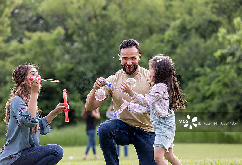 父母在公园陪伴女儿玩耍图片素材