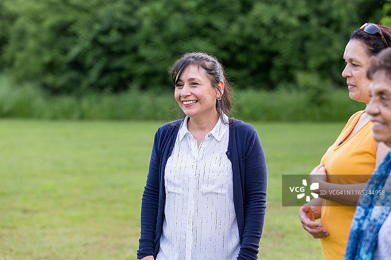 在公园里站着交谈的妇女们图片素材