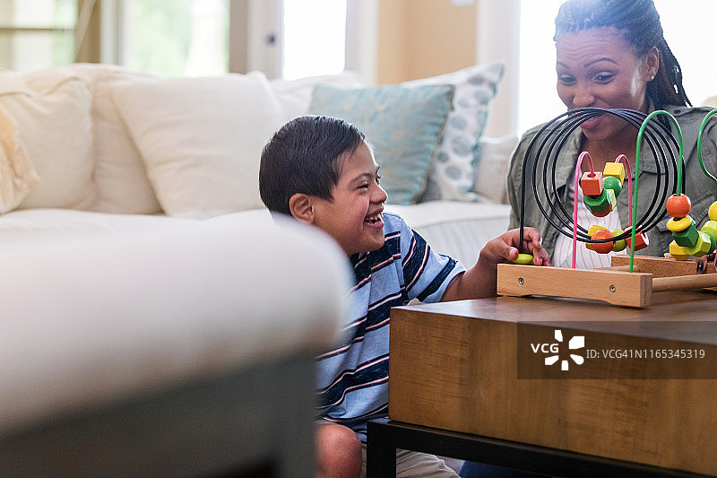 母子在客厅玩耍时欢笑图片素材