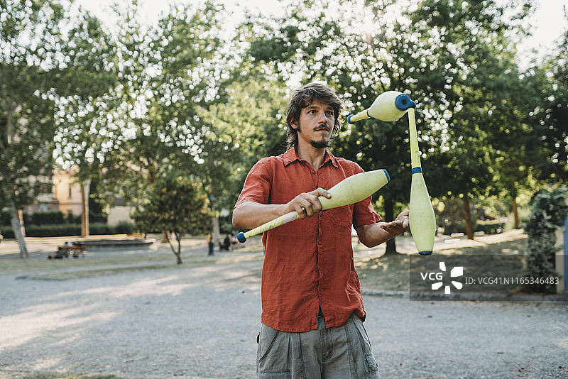 在公园训练的年轻杂耍演员图片素材