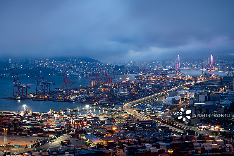 夜间照明的集装箱和龙门起重机图片素材