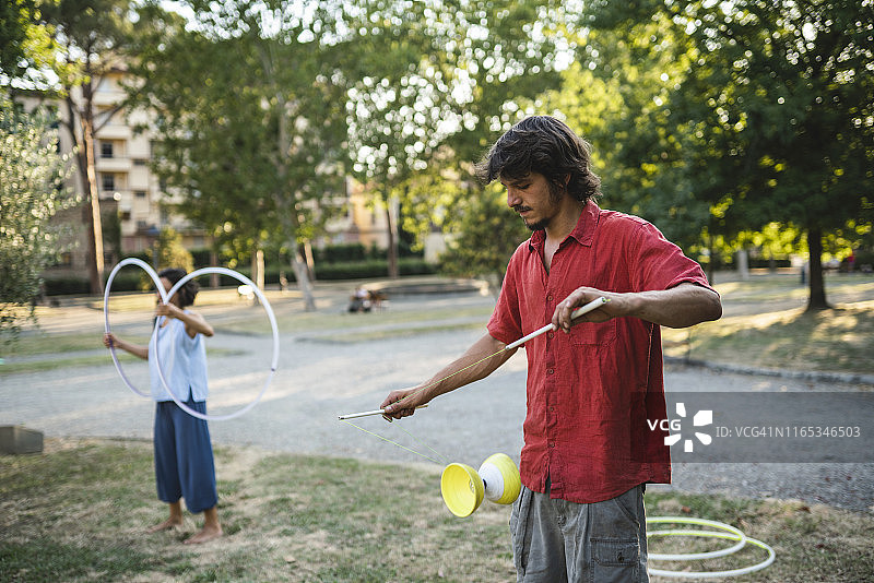 在公园训练的年轻杂耍演员图片素材