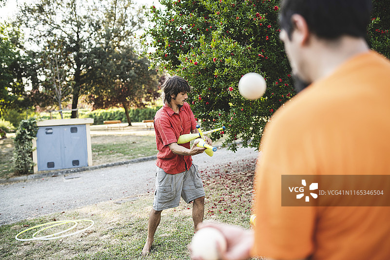 在公园训练的年轻杂耍者图片素材