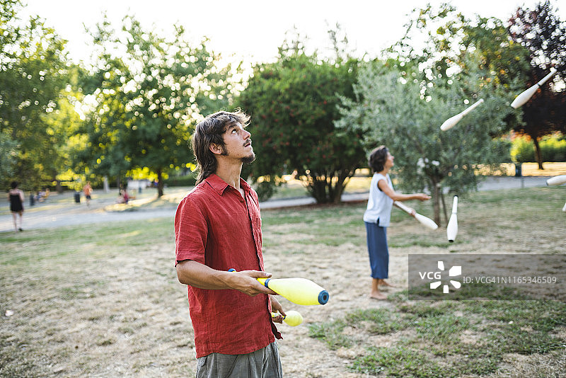 在公园训练的年轻杂耍演员图片素材
