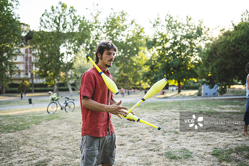 在公园训练的年轻杂耍演员图片素材