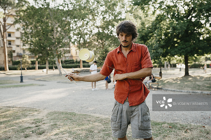 在公园训练的年轻杂耍演员图片素材