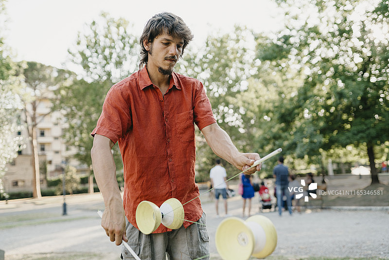 在公园训练的年轻杂耍演员图片素材