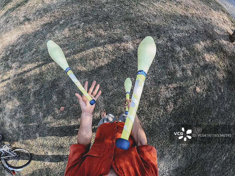 在公园表演的杂耍演员POV视角图片素材