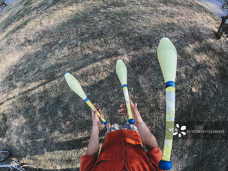 在公园表演的杂耍演员POV视角图片素材