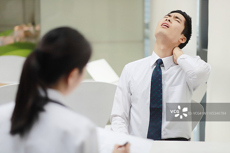 医生检查商人颈部疼痛图片素材