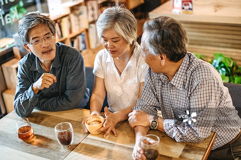 在咖啡店讨论图片素材