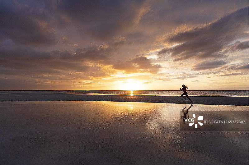 埃克苏马巴哈马群岛沙洲上的日落跑图片素材