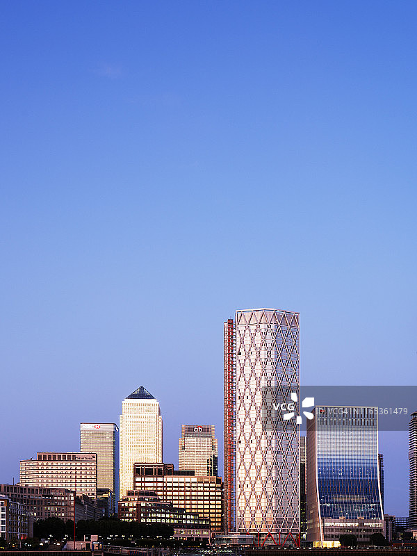 黄昏时分的伦敦金丝雀码头现代城市天际线图片素材