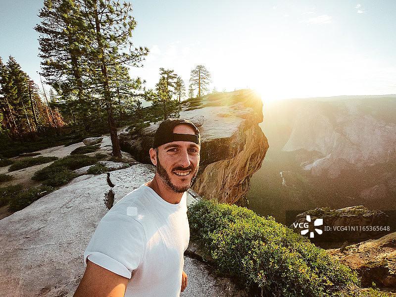 男人在优胜美地国家公园自拍图片素材