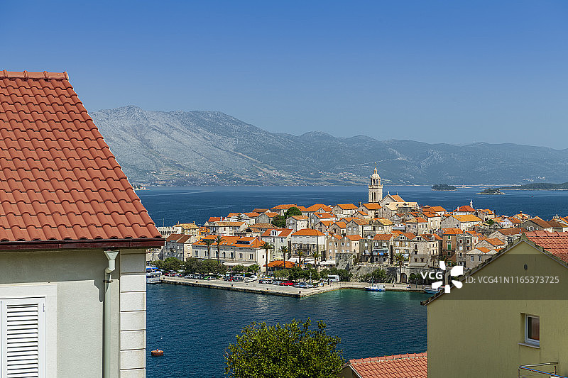 科尔丘拉老城，前景港口佩列沙茨半岛山脉图片素材