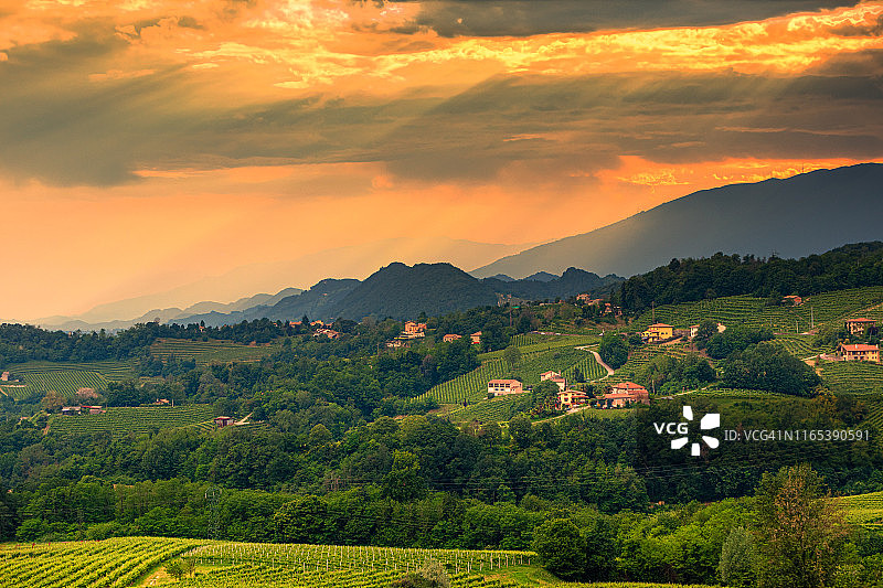雷夫龙托洛普罗塞克山丘的日落图片素材