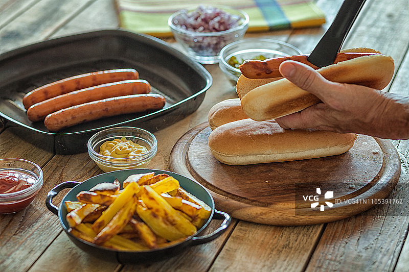 制作热狗，香肠和热狗面包特写图片素材