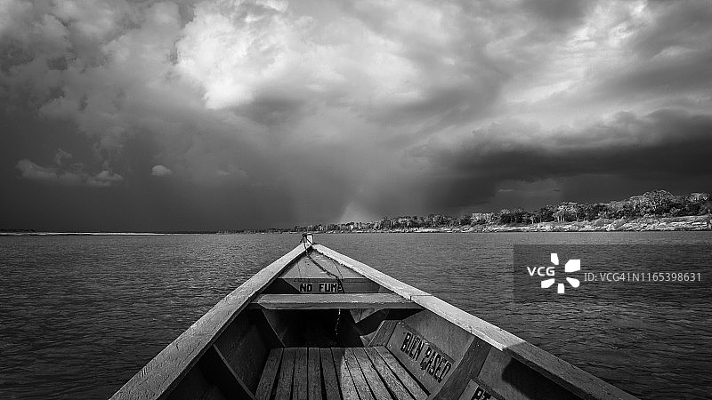 秘鲁亚马逊河上空的乌云图片素材